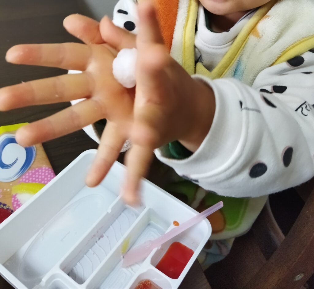 知育菓子のシャリを手で丸めている様子