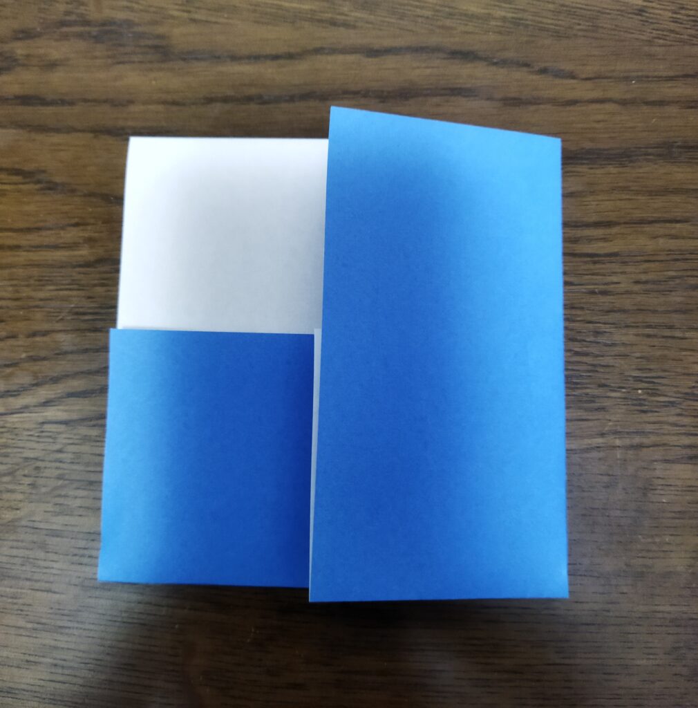 折り紙を先ほどと垂直になるように三分の一まで折ったところ