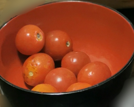 誤嚥しやすい丸のままのプチトマト