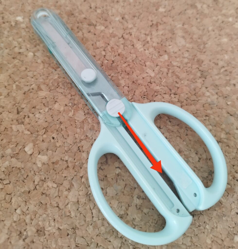 刃付きのはさみ（スライド式キャップ）