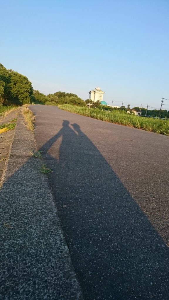 夕方で長く伸びた影