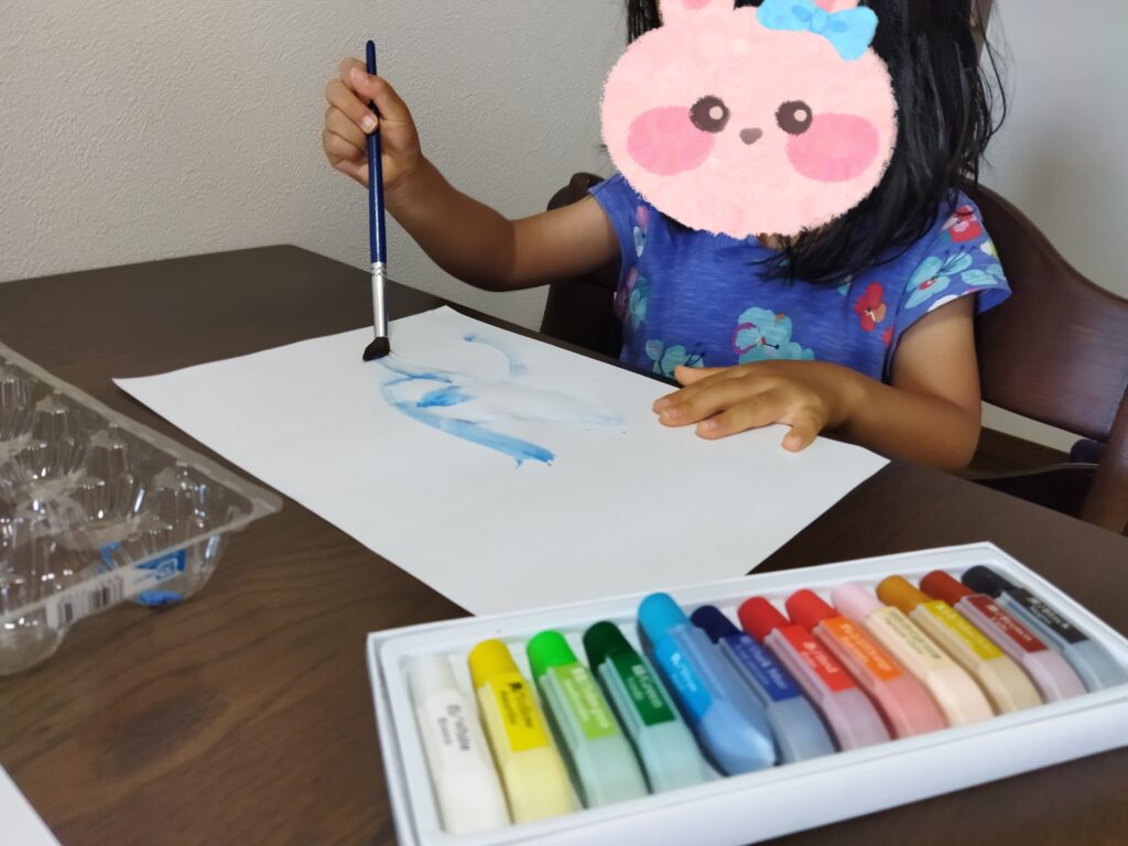 絵の具でお絵描きする子供