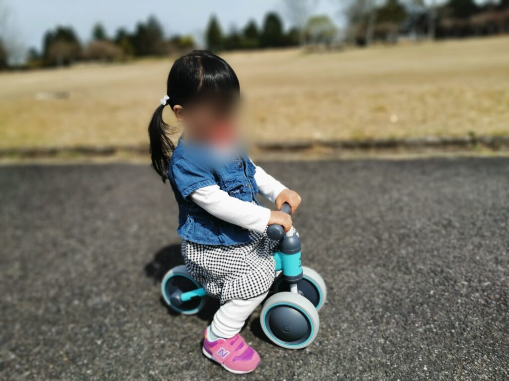 滋賀日産リーフの森で三輪車（ディーバイク）に乗る子供