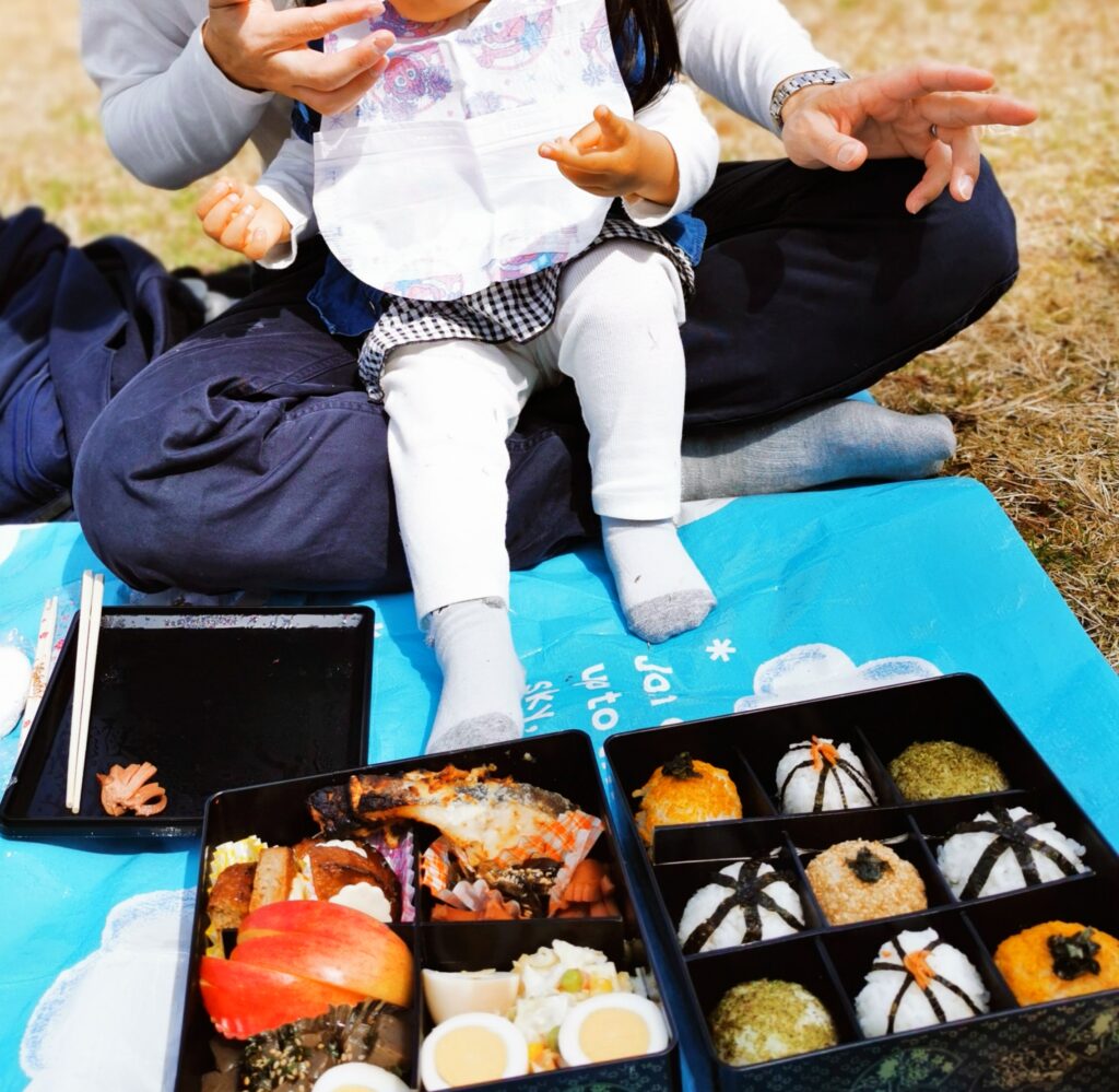 滋賀日産リーフの森でお弁当を食べる子供