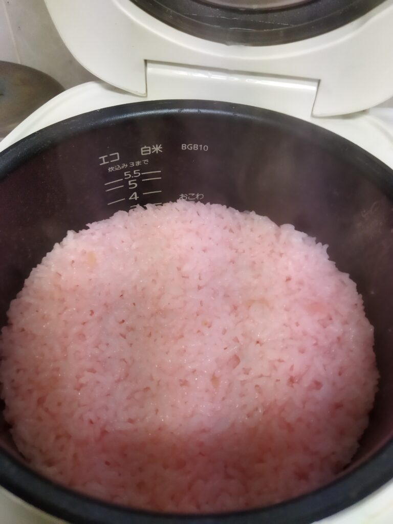 紅しょうがのつけ汁で炊いたピンク色のご飯
