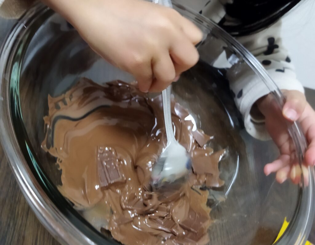 溶かしたチョコレートを混ぜる様子
