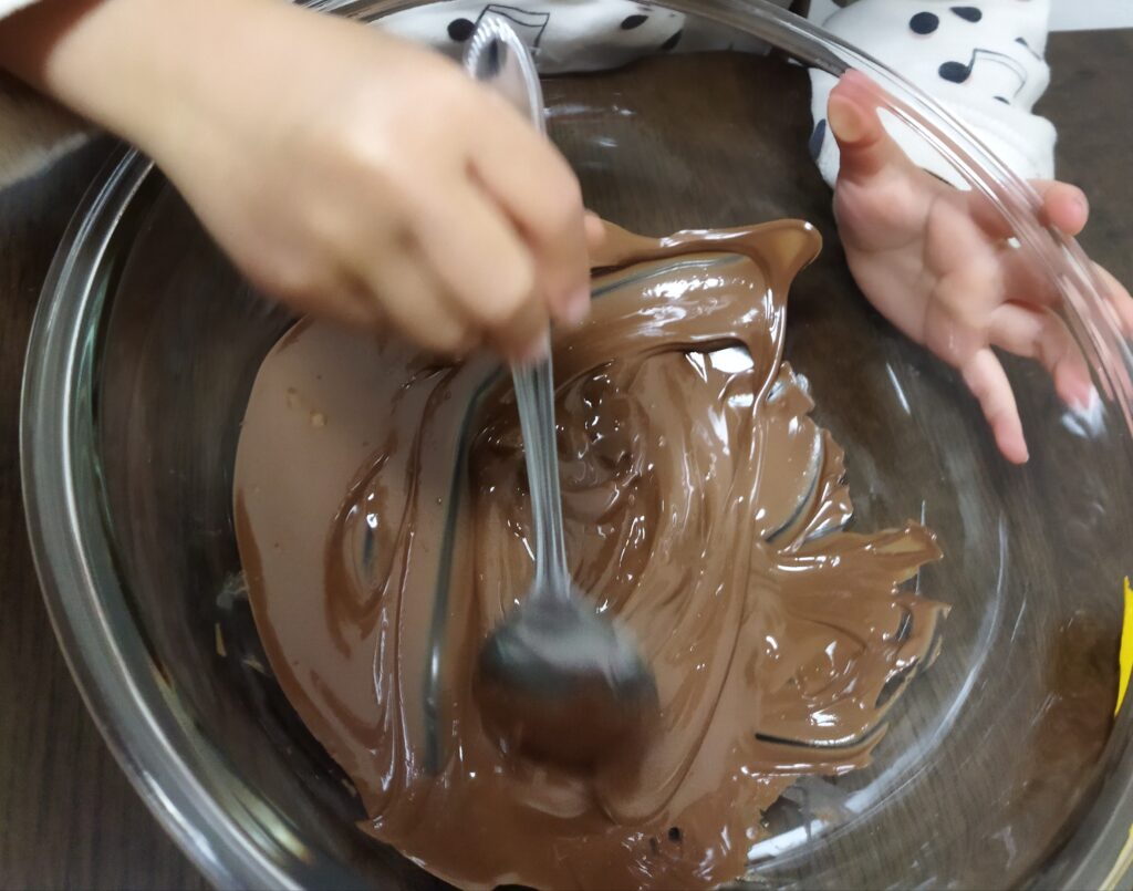 溶かしたチョコレートを混ぜる様子