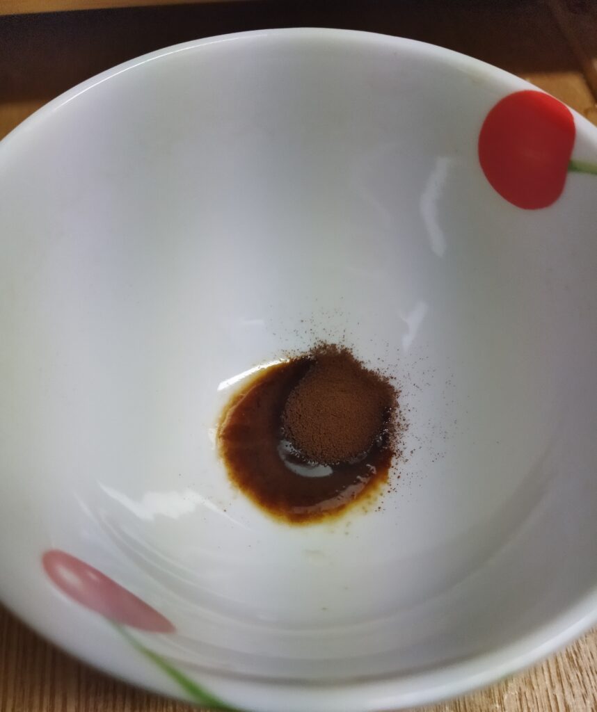 マグカップに粉末インスタントコーヒーを入れたところ