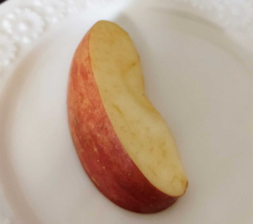 芯を取り除いた皮付きのりんご