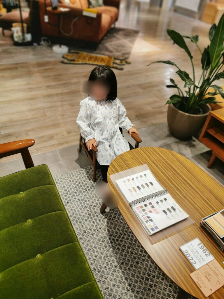 インテリアショップでお気に入りの子供椅子に座る娘