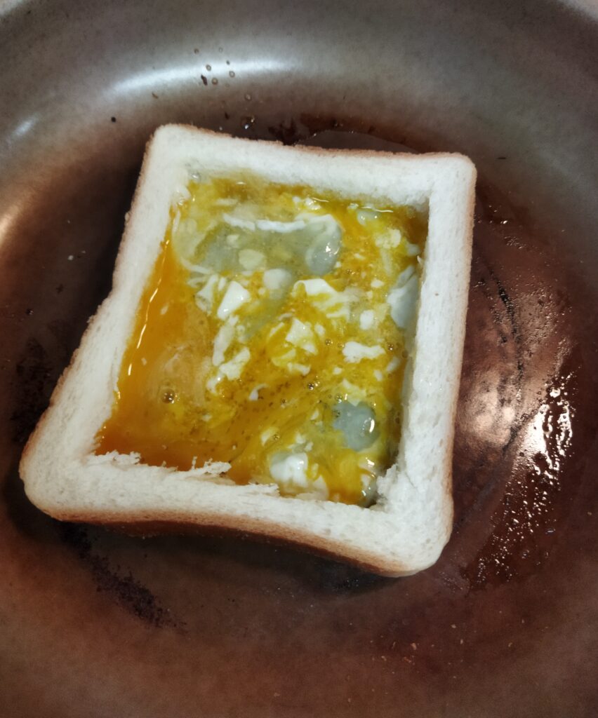 食パンの内側の卵をかき混ぜた様子