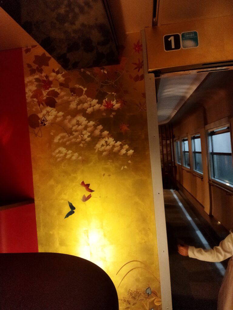 観光列車「花嫁のれん」に貼られた金箔