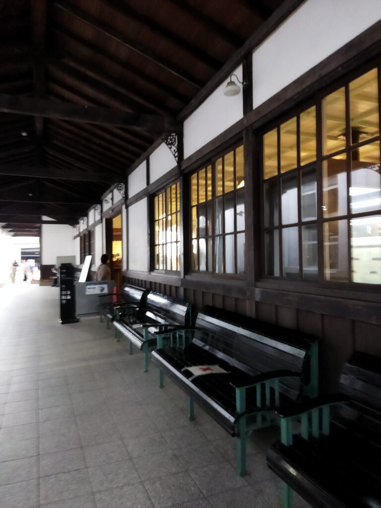 京都鉄道博物館のミュージアムショップ外観