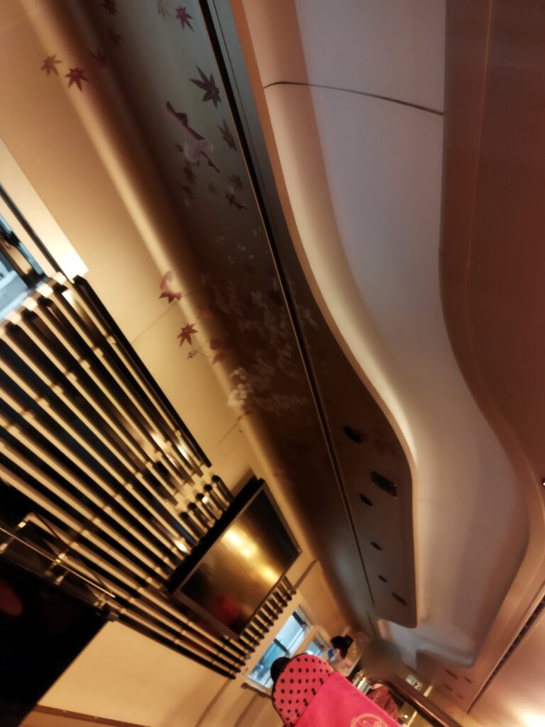 観光列車「花嫁のれん」２号車の天井