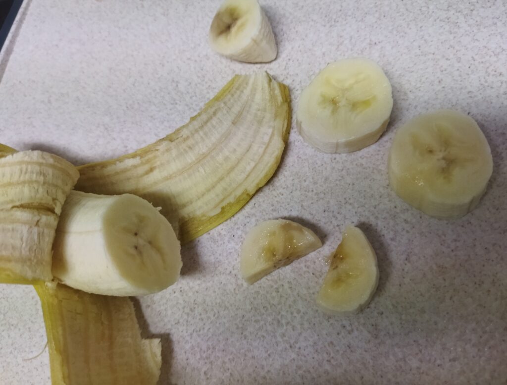 皮をむいてカットしたバナナ