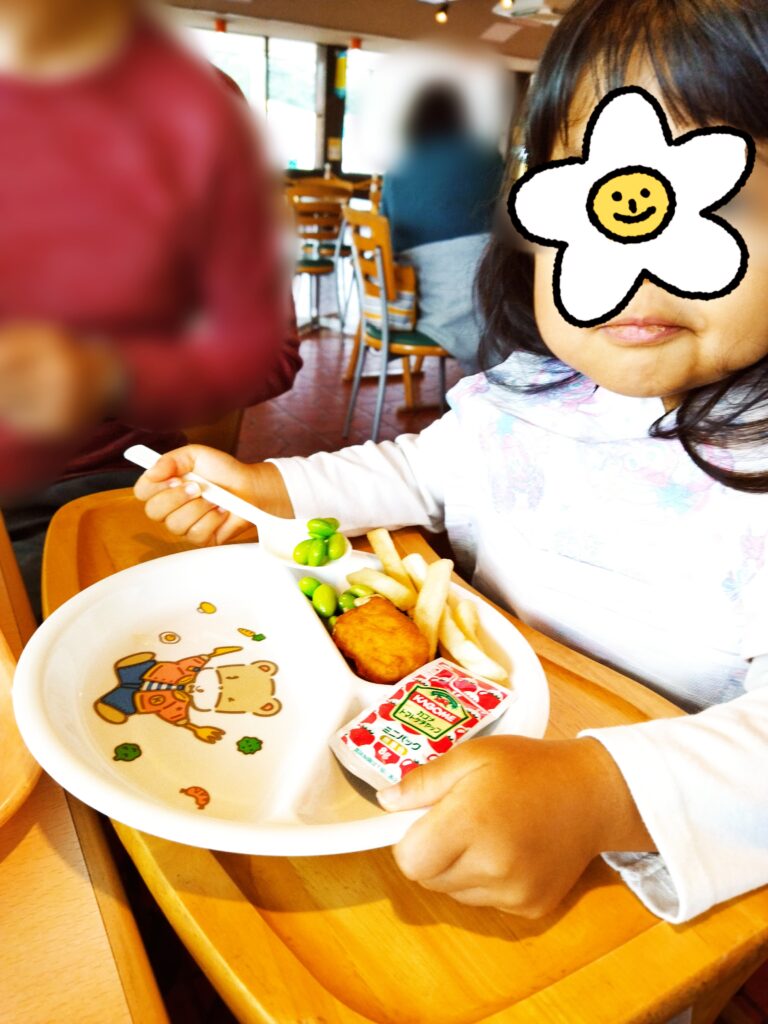 東条湖おもちゃ王国の「パクパク」でお子様ランチを食べる娘