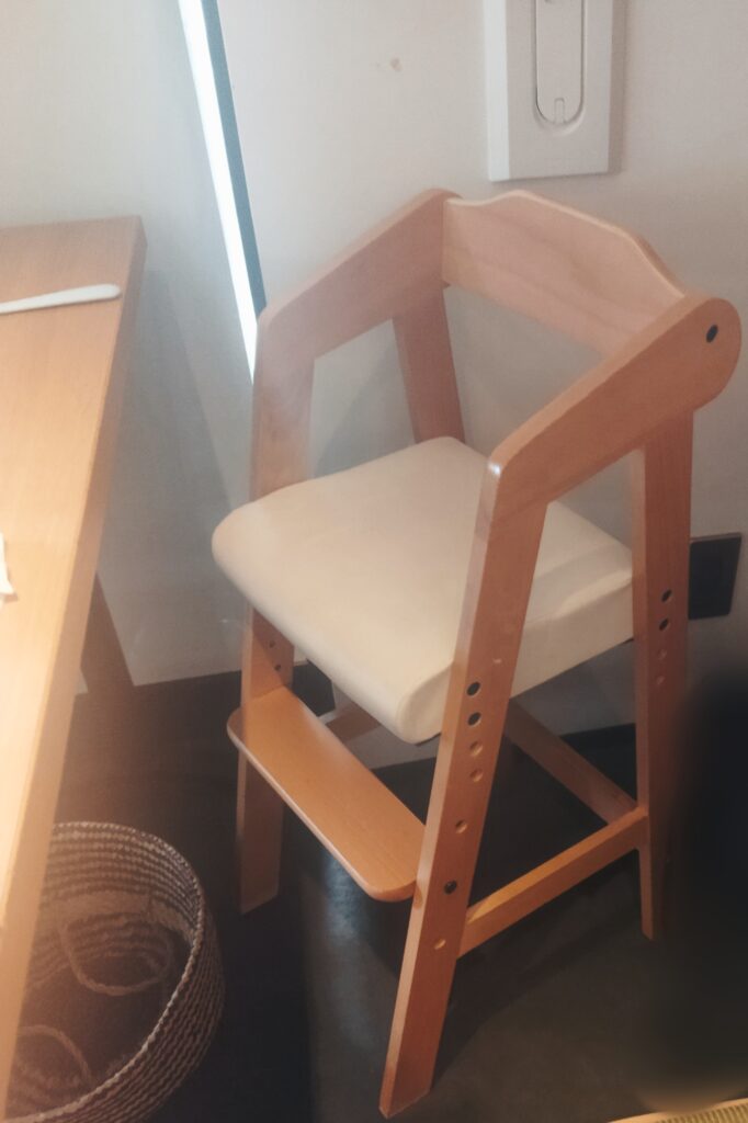 台湾料理WholeDeliのお子様椅子