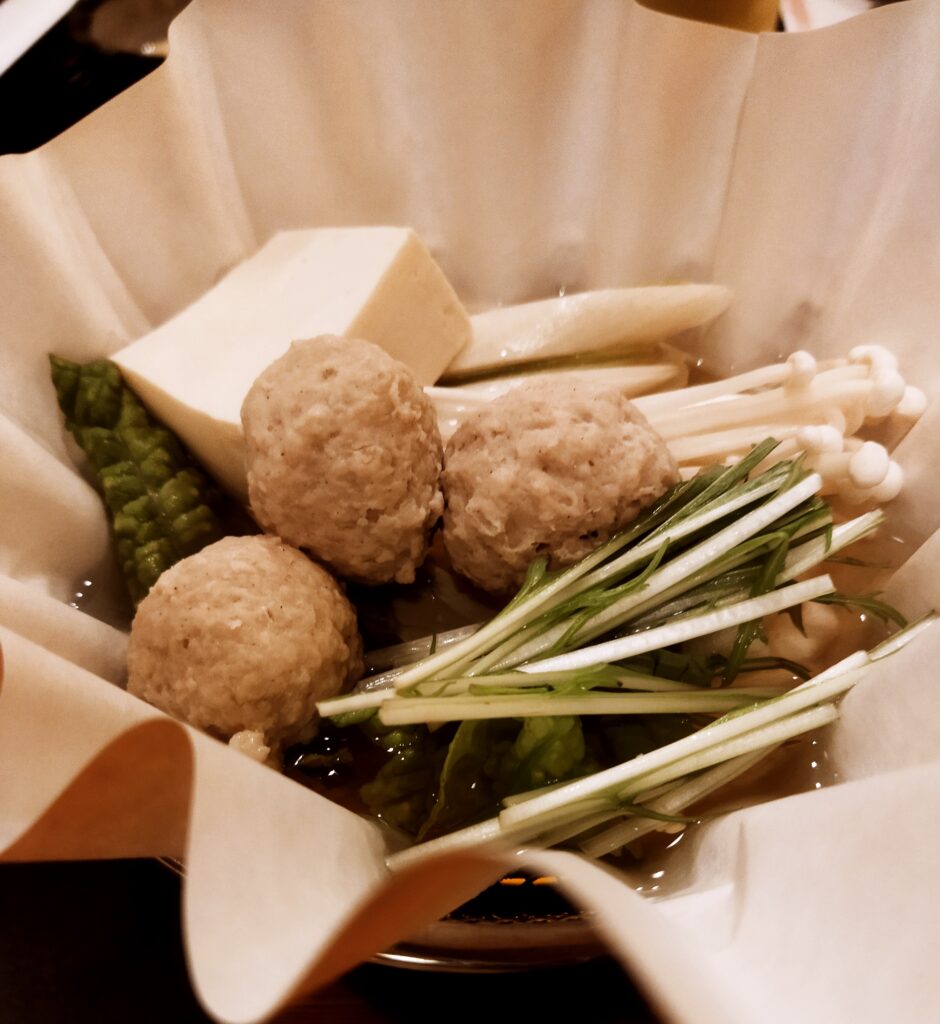 「レストラン志摩」の鶏団子寄せ鍋