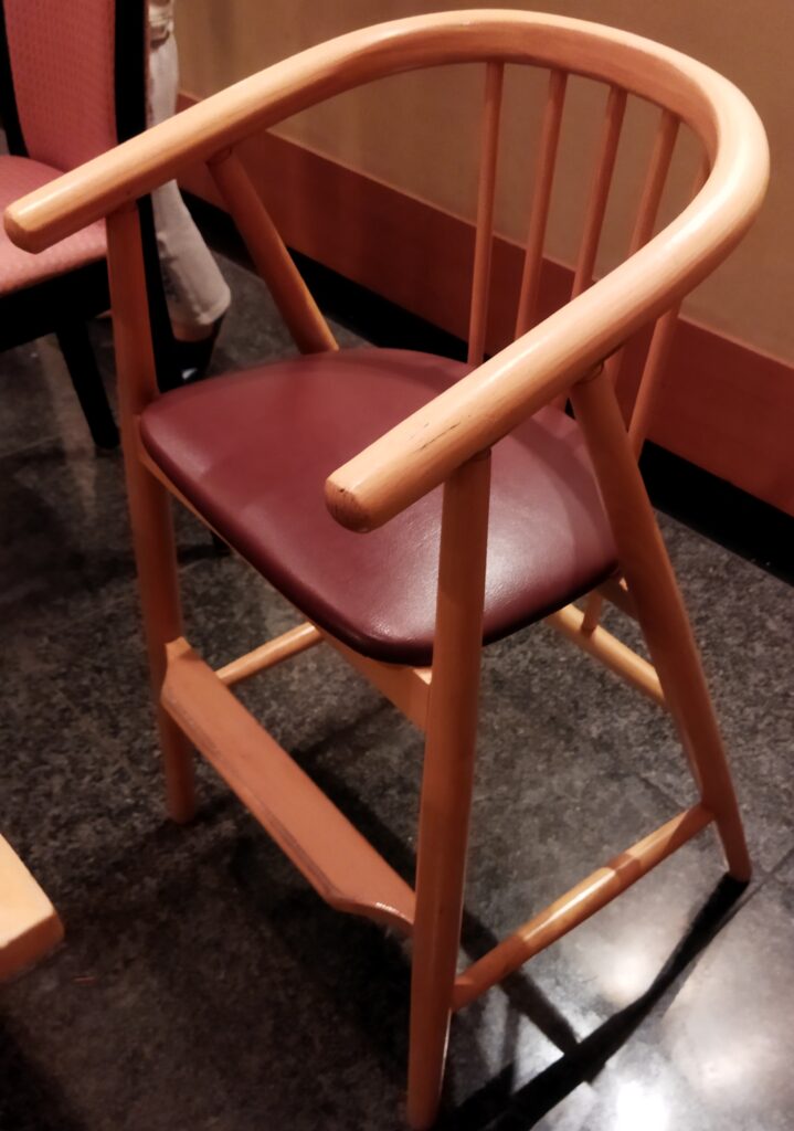 ホテル志摩スペイン村の「レストラン志摩」のお子様椅子