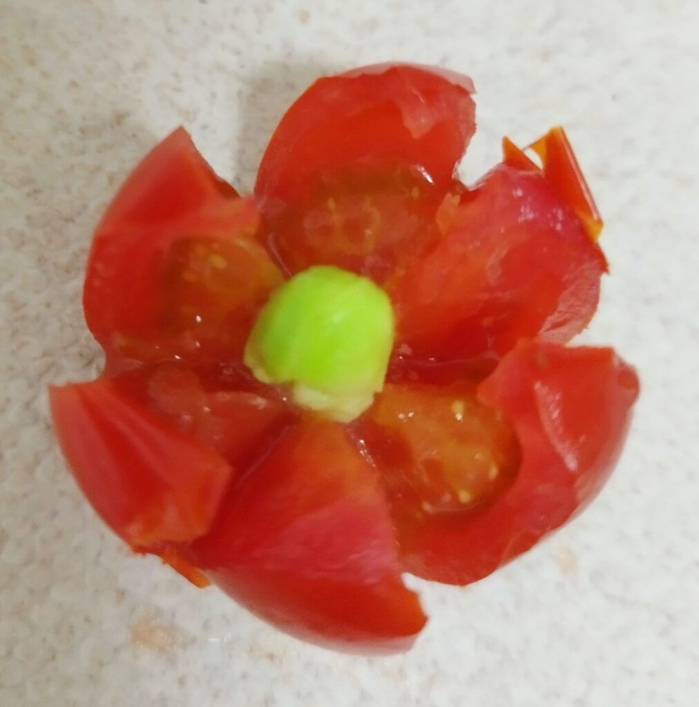 中央に枝豆をのせたミニトマトのお花