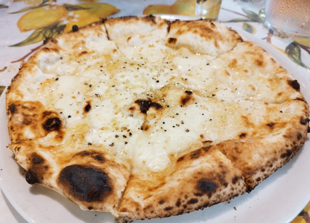 ピザ「クアトロフォルマッジ　ビアンカ（４種のチーズ）」