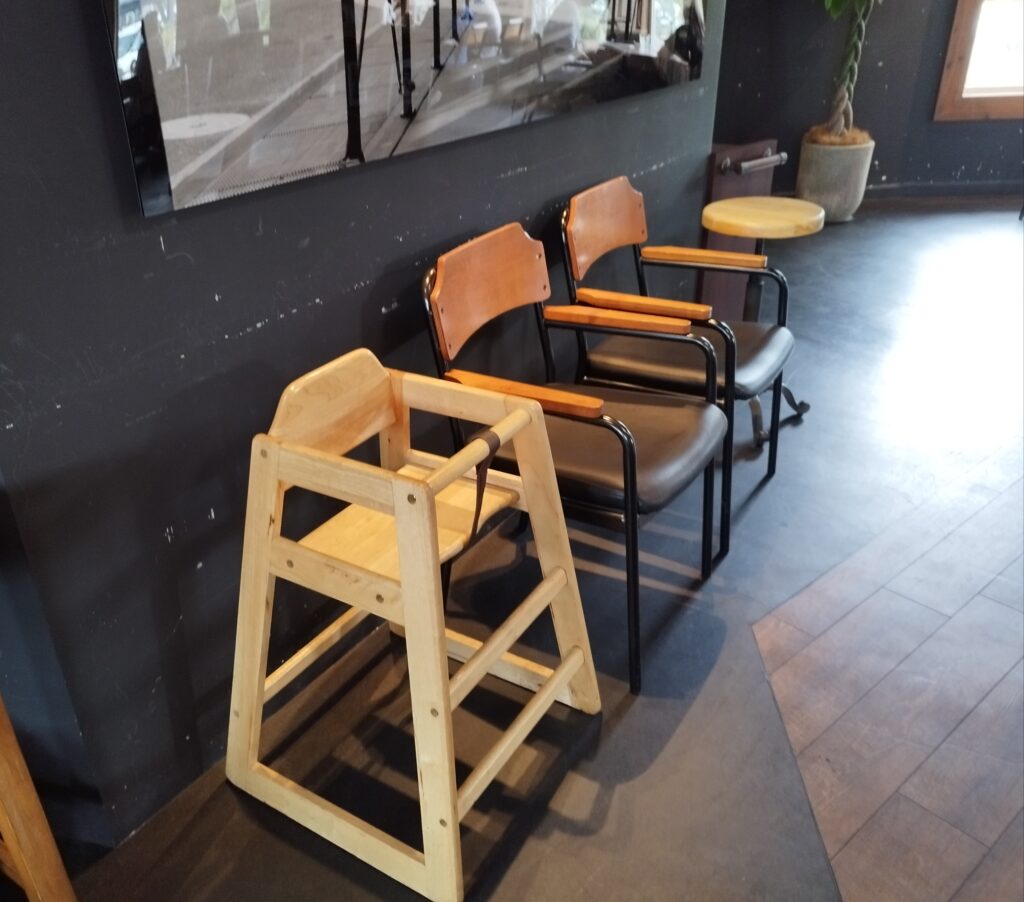 お子様用の木製椅子
