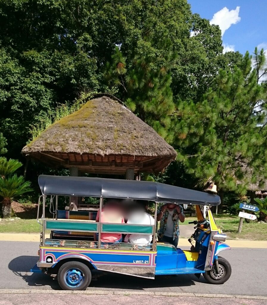 タイの三輪タクシー「トゥクトゥク」