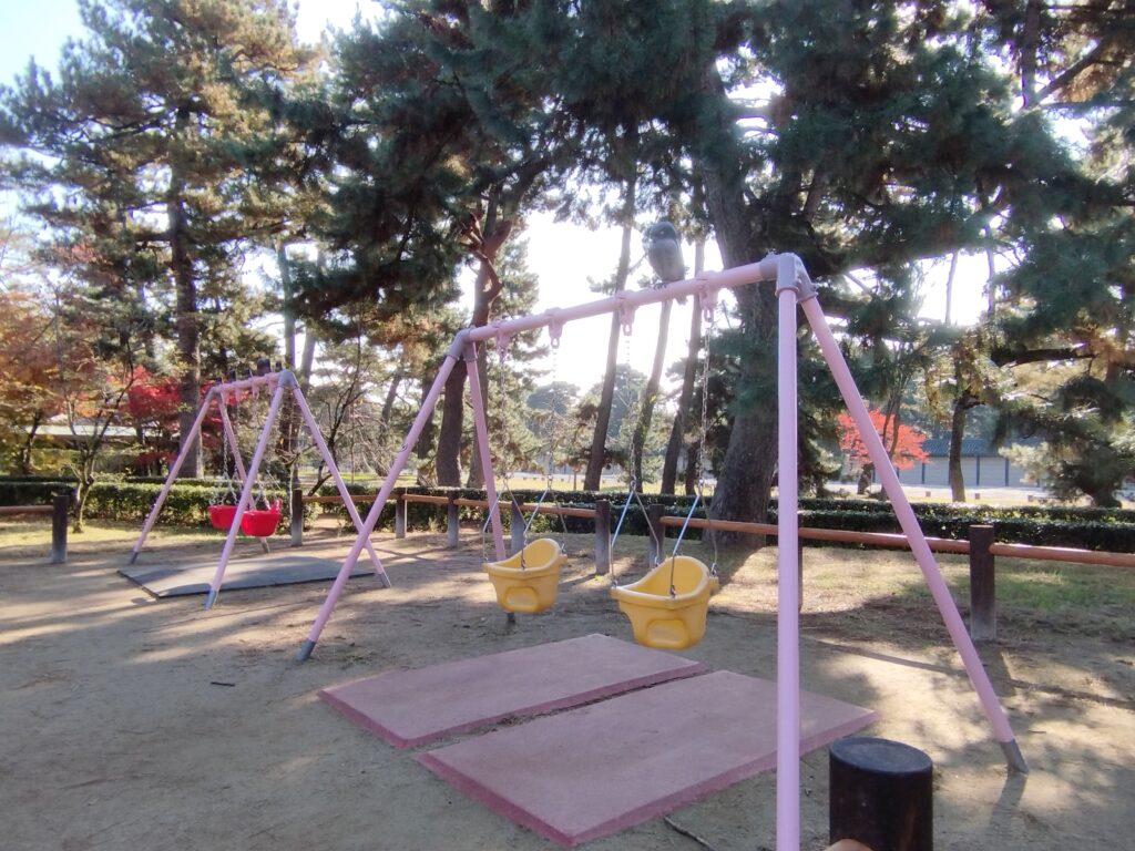 京都御苑の児童公園の小さい子供用ブランコ