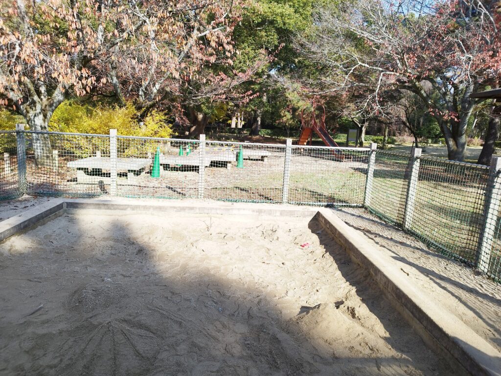 京都御苑の児童公園の砂場