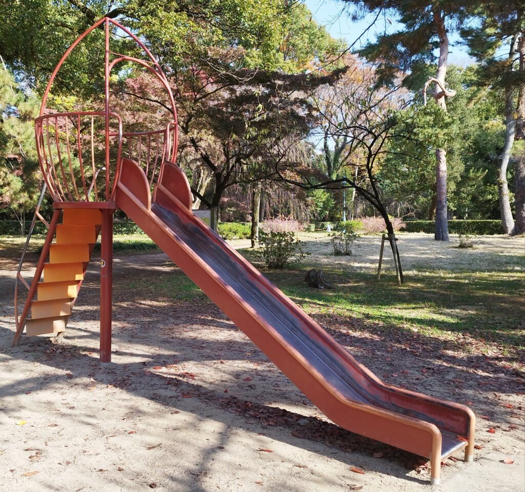 京都御苑の児童公園の滑り台