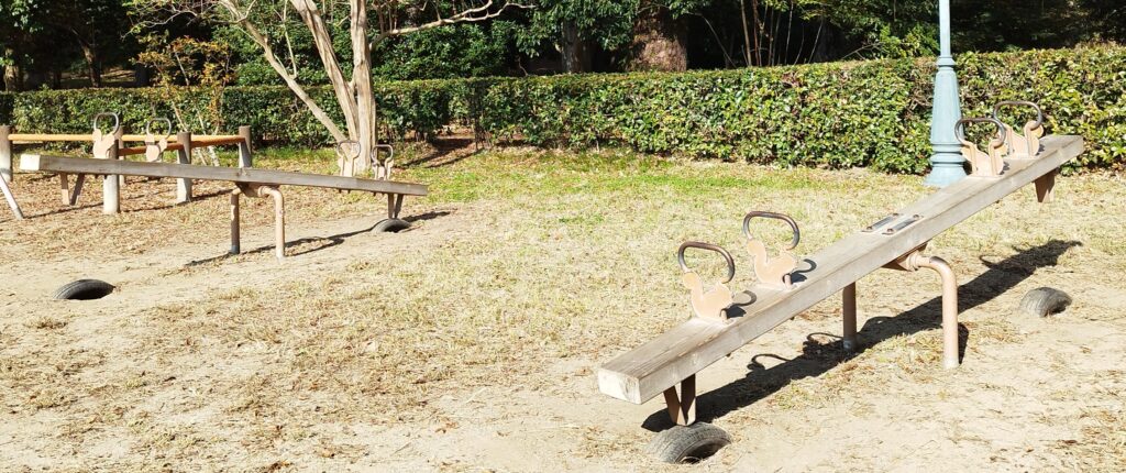 京都御苑の児童公園の木製シーソー