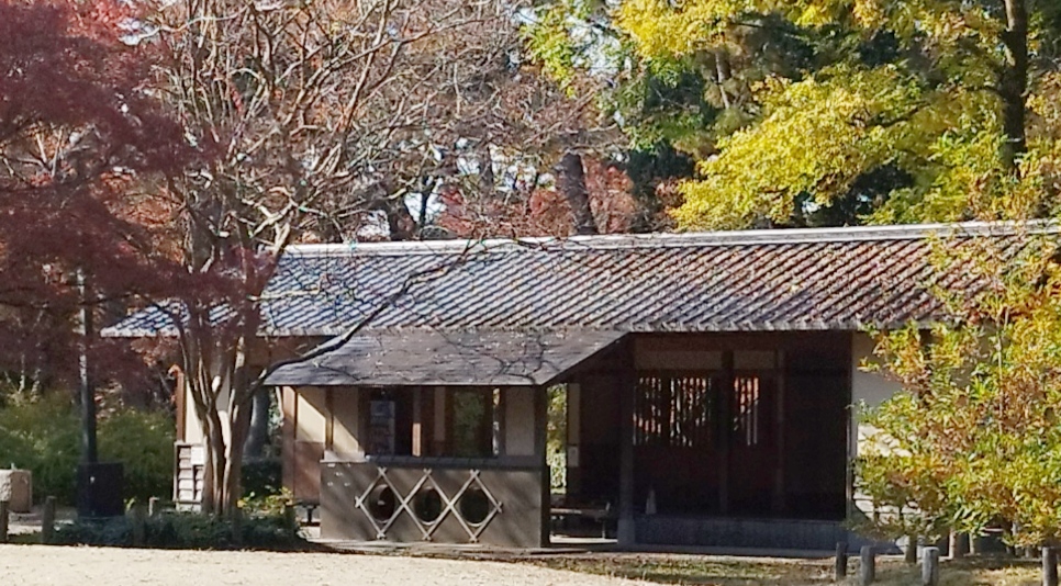 京都御苑の児童公園休憩所