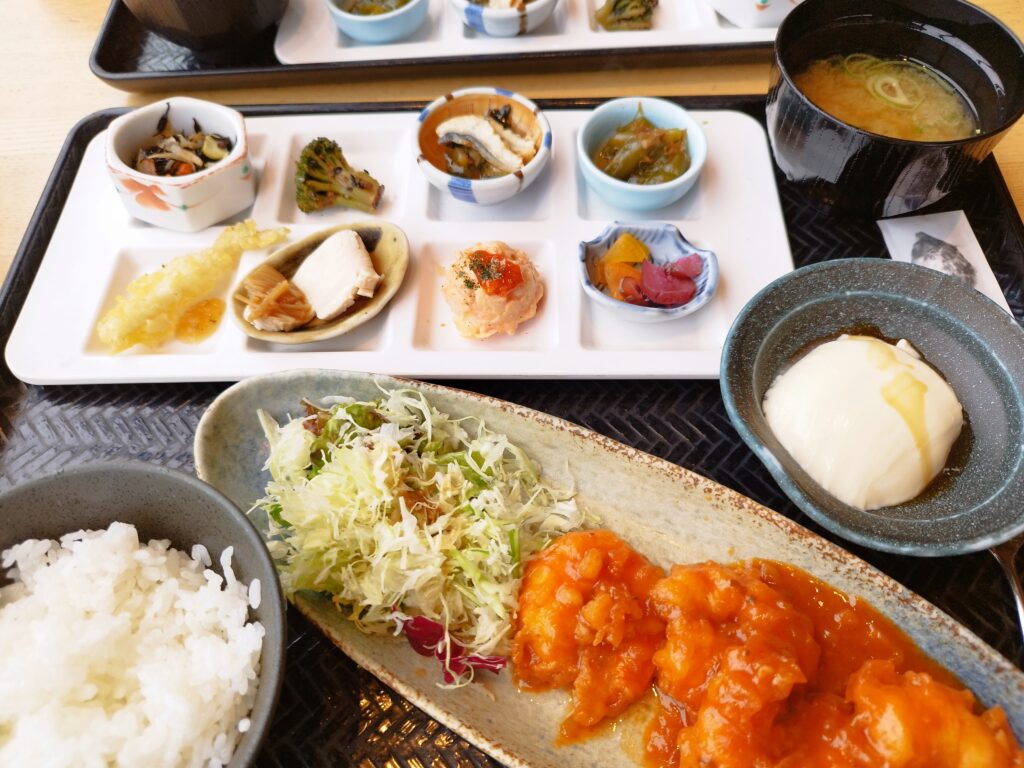 市場小路のランチ「海老のチリソースのおばんざいプレート」