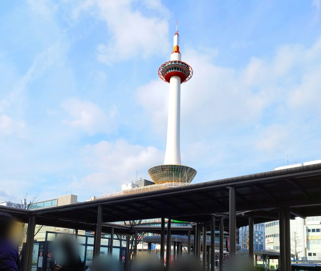 京都駅烏丸中央口から外に出ると見える「ニデック京都タワー」