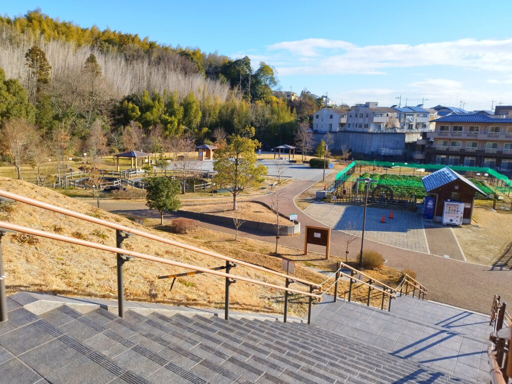 西代里山公園の駐車場から広場に続く大階段