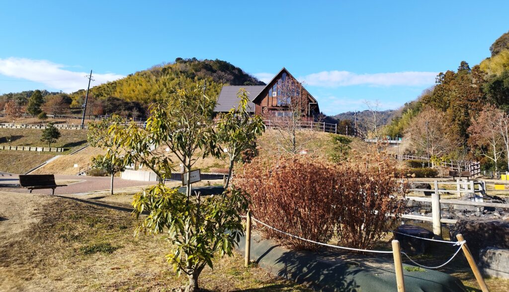 西代里山公園の園内（イベント広場から管理棟を見上げた様子）