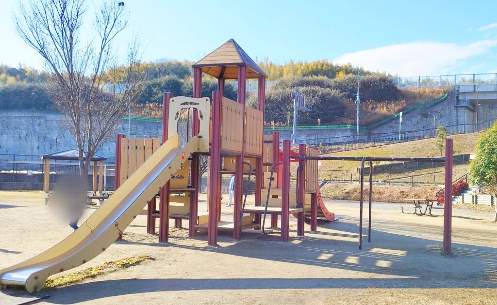 西代里山公園「遊びの広場」の複合遊具