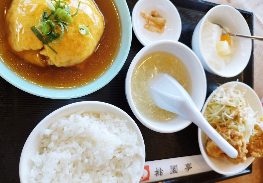 桃園亭のランチメニュー「かに玉定食」