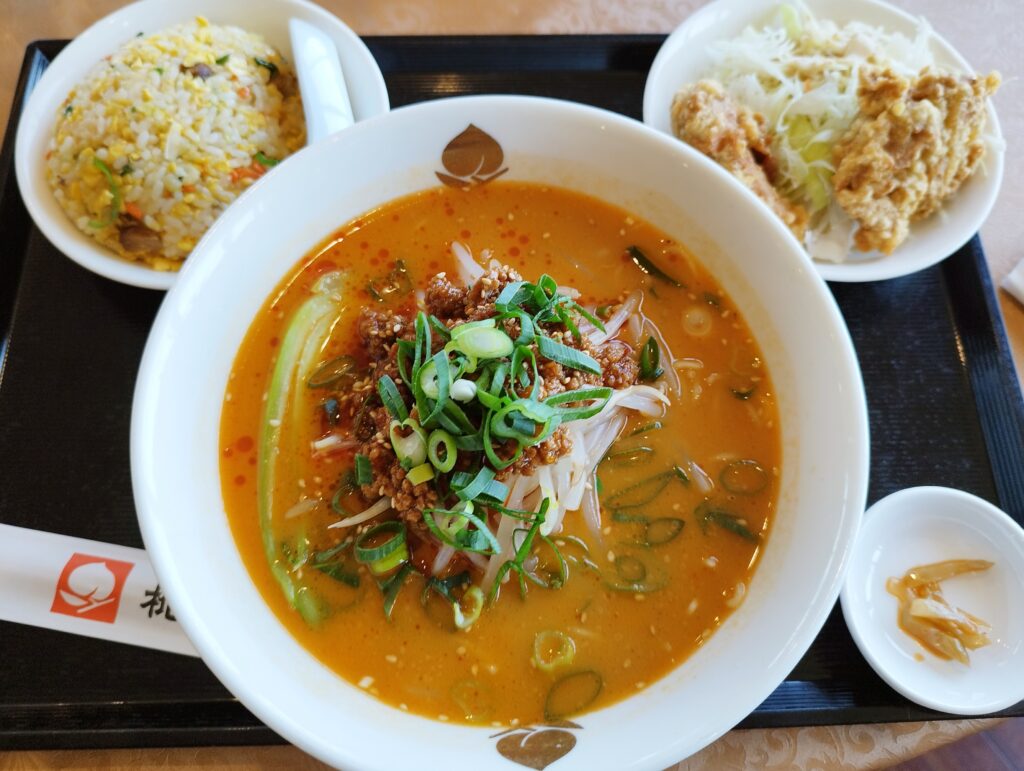 桃園亭のランチメニュー「担々麺定食」