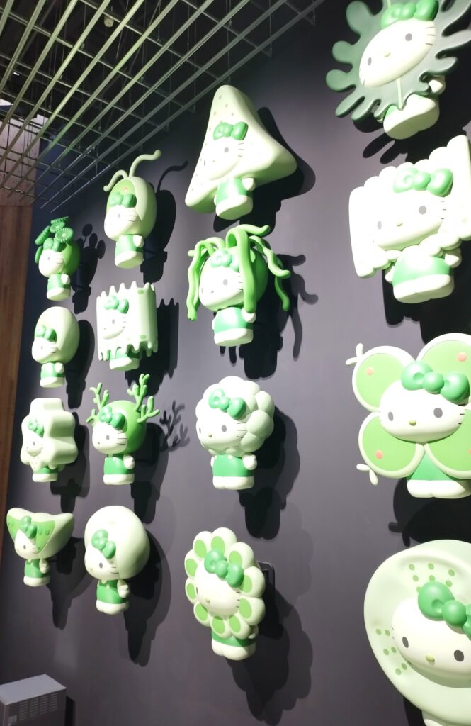 関西万博・日本館内の展示「藻類に変身した32種類のハローキティ」