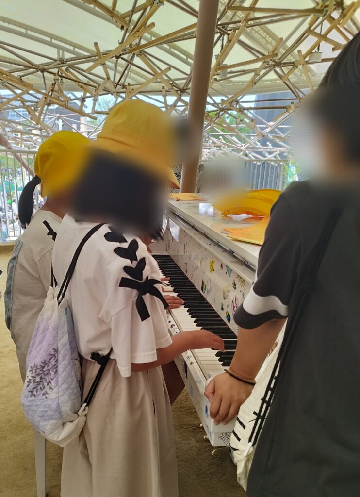 いのちの遊び場クラゲ館内の希望のピアノ