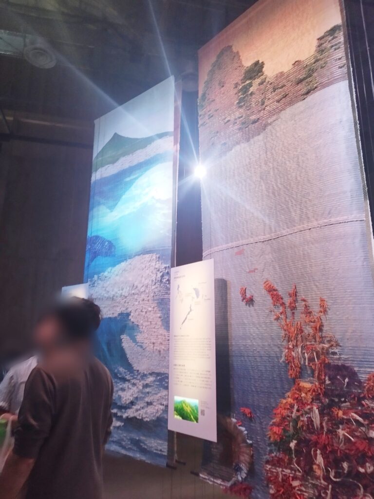 関西万博・フィリピンパビリオン内の展示(織物)