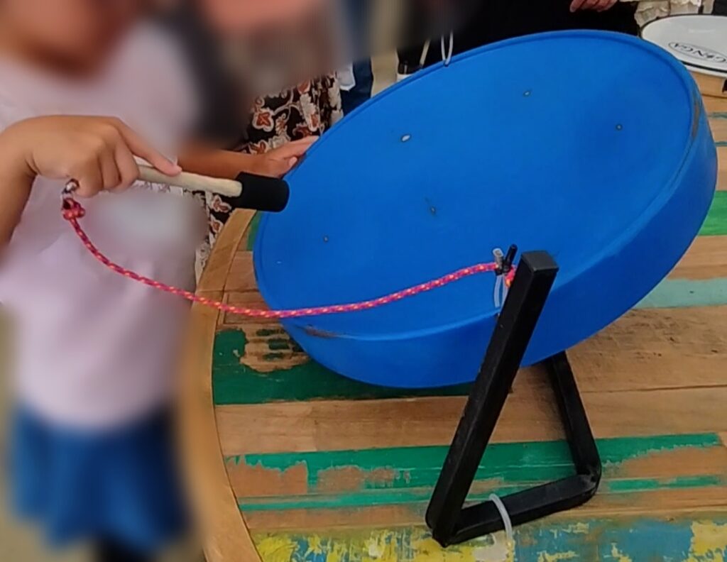 いのちの遊び場クラゲ館内の海外の楽器