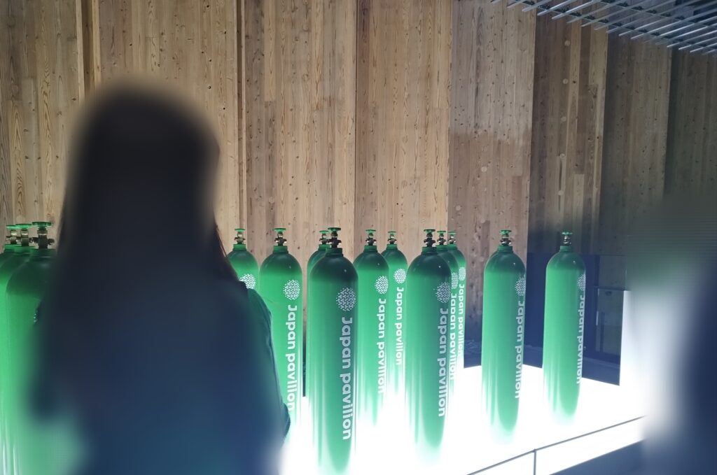 関西万博・日本館内・生ごみ由来のCO₂を詰めたボンベ