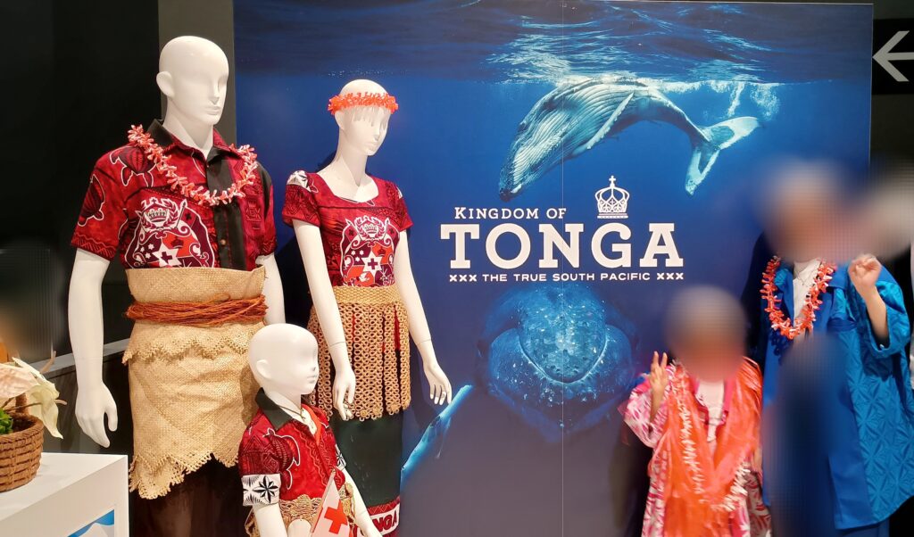 関西万博・コモンズA館内トンガの衣装試着体験