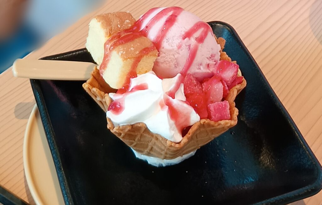 スシロー未来型万博店・いちごのワッフルコーンパフェ