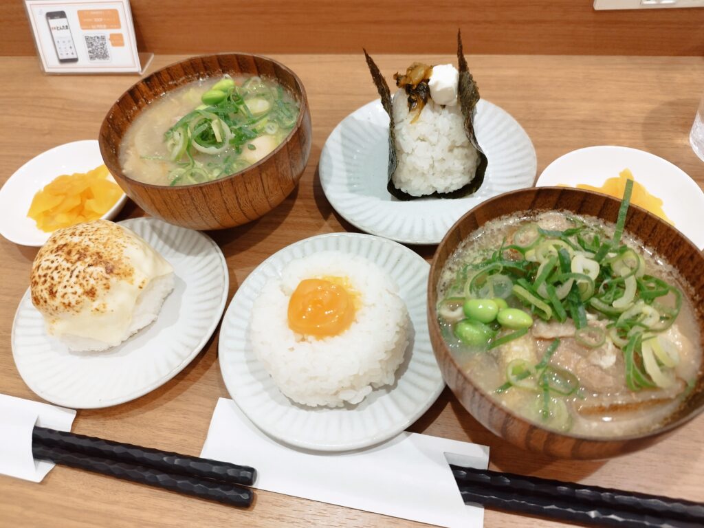 京都とんたま洛西口店・(左)おにぎりセット(右)とんたまセット+単品おにぎり