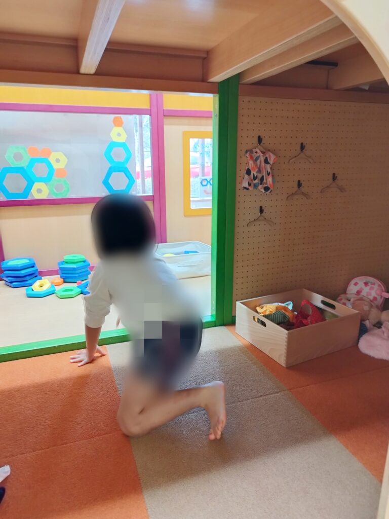 親子のあそび場 ガタゴト・木製すべり台下の空間