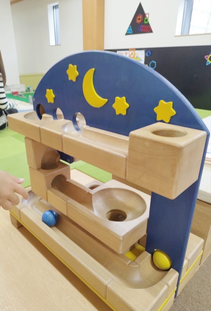 親子のあそび場 ガタゴト・木製ボール転がし
