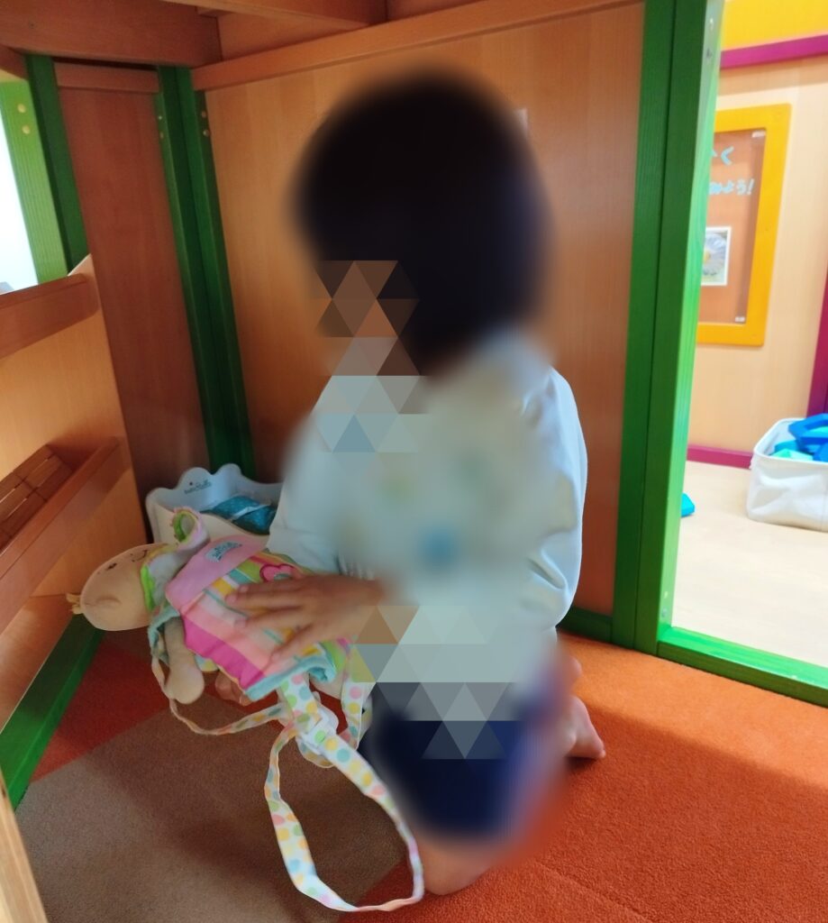 親子のあそび場 ガタゴト・木製すべり台下の空間でお人形ごっこ